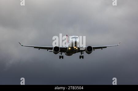 Swiss International Airlines ein Airbus A220-300 von Swiss International Airlines befindet sich im Landeanflug auf der Piste 28 des Flughafens Zürich. Registrierung HB-JBF. Zürich, Schweiz, 11.11.2023 *** Swiss International Airlines ein Airbus A220 300 der Swiss International Airlines nähert sich der Start- und Landebahn 28 am Flughafen Zürich Registrierung HB JBF Zürich, Schweiz, 11 11 2023 Credit: Imago/Alamy Live News Stockfoto