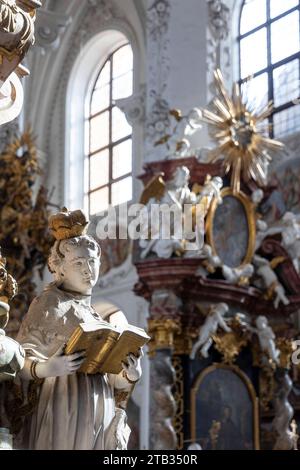 Barockwunder der Mark: Klosterkirche Neuzelle DEU/Brandenburg/Neuzelle Â Kloster Neuzelle Landkreis oder-Spree das Barockwunder der Mark Brandenburg, die Klosterkirche im Stift Neuzelle, ist Wallfahrtsort für viele katholische Gläubiger und Touristen aus aller Welt. Die Ausstattung im Süddeutschen Barock mit Stuckmarmor und edlen Holzschnitzereien ist einmalig in Norddeutschland. Das Zisterzienserkloster Neuzelle war 1268 von Heinrich dem Erlauchten, Markgraf von Meissen und der Lausitz, gestiftet und hatte seine Glanzzeit im 18. Jahrhundert. Als die Niederlausitz 1815 an Preußen kam, wurde Stockfoto