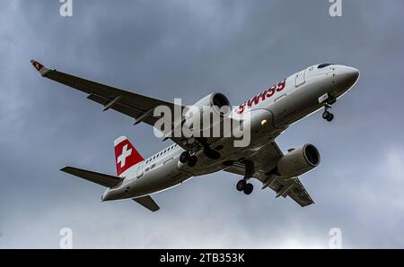 Swiss International Airlines ein Airbus A220-300 von Swiss International Airlines befindet sich im Landeanflug auf der Piste 28 des Flughafens Zürich. Registrierung HB-JBF. Zürich, Schweiz, 11.11.2023 *** Swiss International Airlines ein Airbus A220 300 der Swiss International Airlines nähert sich der Start- und Landebahn 28 am Flughafen Zürich Registrierung HB JBF Zürich, Schweiz, 11 11 2023 Credit: Imago/Alamy Live News Stockfoto