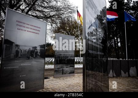 YSSELSTEYN – Gedenkstätte für die fünf Tore der Erinnerung auf dem deutschen Kriegsfriedhof Ysselsteyn. Die Gedenkstätte richtet sich an alle Opfer der nationalsozialistischen Verfolgung in den Niederlanden im Zweiten Weltkrieg. Zum ersten Mal hat der für die Erhaltung der Gräber zuständige deutsche Volksbund eine Gedenkstätte für Opfer in einem anderen Land errichtet. ANP ROB ENGELAAR niederlande aus - belgien aus Stockfoto