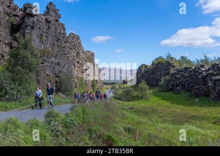 Blaskogabygga, Island - 27. Juli 2023: Menschen im Thingvellir-Nationalpark. Ein Rift-Valley-See im Südwesten Islands Stockfoto