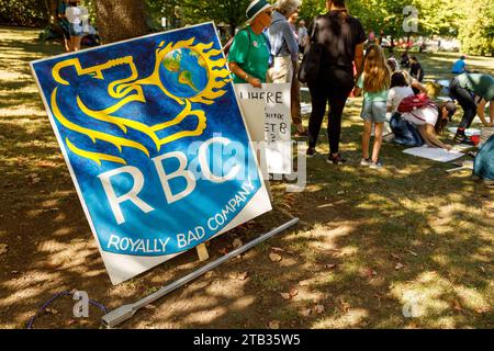 Vancouver, Kanada - 15. September 2023: Ein Zeichen RBC (Royally Bad Company) als Teil des globalen Klimastreiks in Vancouver Stockfoto