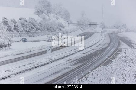 Winterliche Strassen Winterliche Strassenverhältnisse auf der Autobahn A50 im Norden des Kanton Zürich. Glattfelden, Schweiz, 02.12.2023 *** Winterverkehrsbedingungen Winterverkehrsbedingungen auf der Autobahn A50 im Norden des Kantons Zürich Glattfelden, Schweiz, 02 12 2023 Credit: Imago/Alamy Live News Stockfoto