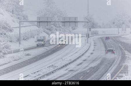 Winterliche Strassen Winterliche Strassenverhältnisse auf der Autobahn A50 im Norden des Kanton Zürich. Glattfelden, Schweiz, 02.12.2023 *** Winterverkehrsbedingungen Winterverkehrsbedingungen auf der Autobahn A50 im Norden des Kantons Zürich Glattfelden, Schweiz, 02 12 2023 Credit: Imago/Alamy Live News Stockfoto