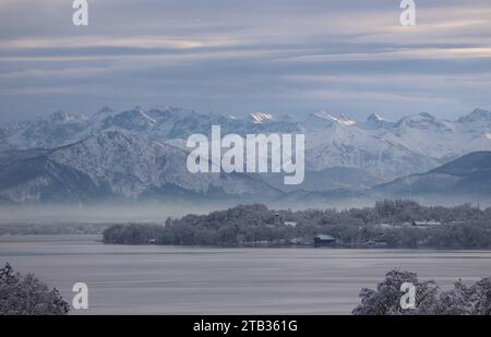 Tutzing, Bayern, Deutschland 04. Dezember 2023: Ein Wintertag in Tutzing Landkreis Starnberg. Hier der Blick über den Starnberger See auf Bernried und dem Jochbgerg links dahinter sowie dem Karwendel Gebirge, Winterbild, Ausblick, Panorama, Winterwunderland *** Tutzing, Bayern, Deutschland 04 Dezember 2023 Ein Wintertag im Stadtteil Tutzing Starnberg hier der Blick über den Starnberger See nach Bernried und den Jochbgerg und die Karwendelberge, Winterbild, Aussicht, Panorama, Winterwunderland Credit: Imago/Alamy Live News Stockfoto