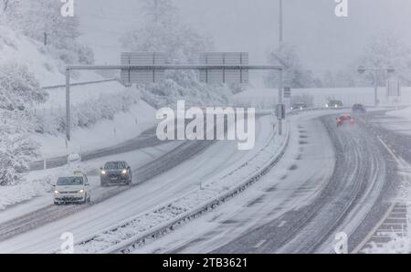 Winterliche Strassen Winterliche Strassenverhältnisse auf der Autobahn A50 im Norden des Kanton Zürich. Glattfelden, Schweiz, 02.12.2023 *** Winterverkehrsbedingungen Winterverkehrsbedingungen auf der Autobahn A50 im Norden des Kantons Zürich Glattfelden, Schweiz, 02 12 2023 Credit: Imago/Alamy Live News Stockfoto