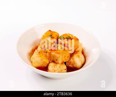 Cube Fried Tofu, traditioneller chinesischer, ölfrittierter Bio-Tofu serviert mit süßer Chili-Sauce. Berühmte chinesische Vorspeisen. Stockfoto