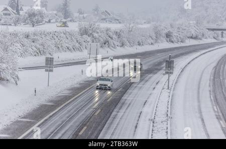 Schneebedeckte Strassenschilder Winterliche Strassenverhältnisse auf der Autobahn A50 im Norden des Kantons Zürich. Glattfelden, Schweiz, 02.12.2023 *** verschneite Straßenschilder Winterstraßen auf der Autobahn A50 im Norden des Kantons Zürich Glattfelden, Schweiz, 02 12 2023 Credit: Imago/Alamy Live News Stockfoto