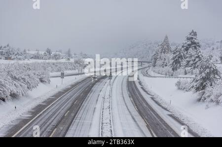 Schneebedeckte Strassenschilder Winterliche Strassenverhältnisse auf der Autobahn A50 im Norden des Kantons Zürich. Glattfelden, Schweiz, 02.12.2023 *** verschneite Straßenschilder Winterstraßen auf der Autobahn A50 im Norden des Kantons Zürich Glattfelden, Schweiz, 02 12 2023 Credit: Imago/Alamy Live News Stockfoto