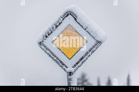 Schneebedeckte Strassenschilder ein schneebdecktes Strassenverkehrsschild das besagt das man auf einer Hauptstraße fährt. Glattfelden, Schweiz, 02.12.2023 *** Schneebedecktes Straßenschild Ein schneebedecktes Straßenschild, das besagt, dass Sie auf einer Hauptstraße fahren Glattfelden, Schweiz, 02 12 2023 Credit: Imago/Alamy Live News Stockfoto