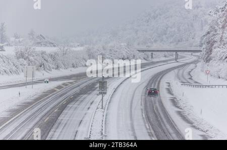 Schneebedeckte Strassenschilder Winterliche Strassenverhältnisse auf der Autobahn A50 im Norden des Kantons Zürich. Glattfelden, Schweiz, 02.12.2023 *** verschneite Straßenschilder Winterstraßen auf der Autobahn A50 im Norden des Kantons Zürich Glattfelden, Schweiz, 02 12 2023 Credit: Imago/Alamy Live News Stockfoto