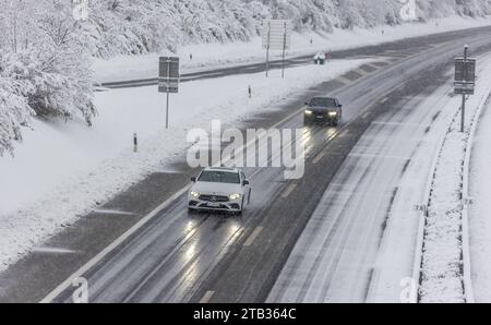 Schneebedeckte Strassenschilder Winterliche Strassenverhältnisse auf der Autobahn A50 im Norden des Kantons Zürich. Glattfelden, Schweiz, 02.12.2023 *** verschneite Straßenschilder Winterstraßen auf der Autobahn A50 im Norden des Kantons Zürich Glattfelden, Schweiz, 02 12 2023 Credit: Imago/Alamy Live News Stockfoto