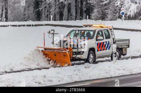 Winterdienst ein Schneepflug des Zürcher Tiefbauamtes räumt einen Fahrradweg vom Schnee frei. Nerrach, Schweiz, 02.12.2023 *** Winterdienst Ein Schneepflug des Zürcher Ingenieurbüros räumt Schnee von einem Radweg Nerrach, Schweiz, 02 12 2023 Credit: Imago/Alamy Live News Stockfoto