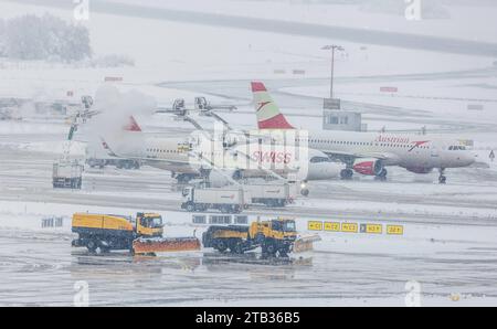 Flughafen Zürich Während ein Airbus A320-271N von Swiss International Airlines und ein Flugzeug von Austrian Airlines enteist werden. Fahren vorne Schneepflüge durch. Der Flughafen Zürich ist bei starkem Schneefall im Wintermodus. Zürich, Schweiz, 02.12.2023 *** Flughafen Zürich während ein Airbus A320 271N von Swiss International Airlines und ein Flugzeug der Austrian Airlines enteist werden, fahren Schneepflüge durch die Front der Flughafen Zürich ist bei starkem Schneefall im Wintermodus Zürich, Schweiz, 02 12 2023 Credit: Imago/Alamy Live News Stockfoto