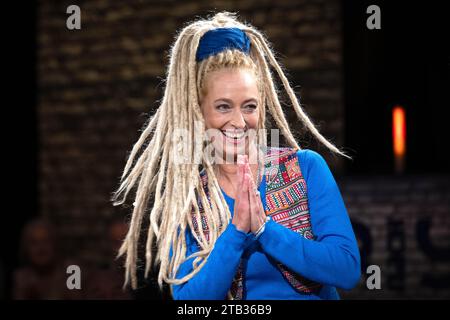 Bremen, Deutschland. Dezember 2023. Stella Deetjen bei der Aufnahme der Radio Bremen Talkshow '3nach9'. Quelle: Sina Schuldt/dpa/Alamy Live News Stockfoto