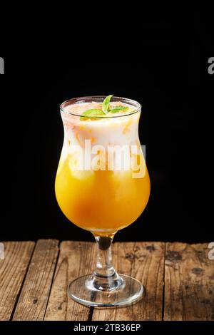 Ein Glas Mango-Milchshake, Mango-Shake Stockfoto