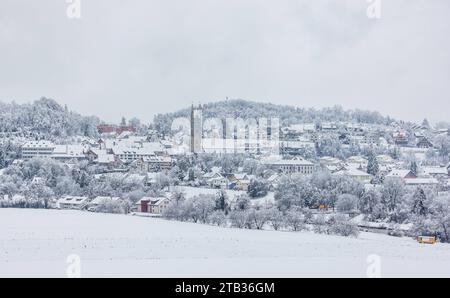 Andelfingen im Winterkleid Blick auf das verschneite Andelfingen im Zürcher Weinland. Andelfingen, Schweiz, 02.12.2023 *** Andelfingen im Winterkleid Blick auf das schneebedeckte Andelfingen im Zürcher Weinland Andelfingen, Schweiz, 02 12 2023 Credit: Imago/Alamy Live News Stockfoto