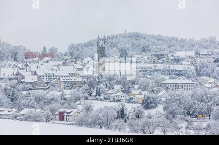 Andelfingen im Winterkleid Blick auf das verschneite Andelfingen im Zürcher Weinland. Andelfingen, Schweiz, 02.12.2023 *** Andelfingen im Winterkleid Blick auf das schneebedeckte Andelfingen im Zürcher Weinland Andelfingen, Schweiz, 02 12 2023 Credit: Imago/Alamy Live News Stockfoto