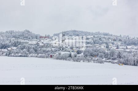 Andelfingen im Winterkleid Blick auf das verschneite Andelfingen im Zürcher Weinland. Andelfingen, Schweiz, 02.12.2023 *** Andelfingen im Winterkleid Blick auf das schneebedeckte Andelfingen im Zürcher Weinland Andelfingen, Schweiz, 02 12 2023 Stockfoto