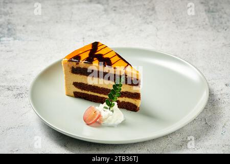 Ein Stück Moussekuchen, Schokoladenkuchen Stockfoto