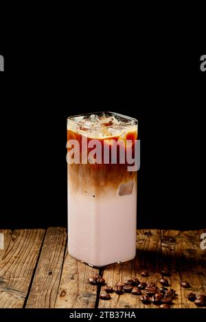 Roher Kokosmilch-Latte, dicke Kokosmilch und Kaffee Stockfoto