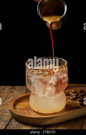 Roher Kokosmilch-Latte, dicke Kokosmilch und Kaffee Stockfoto