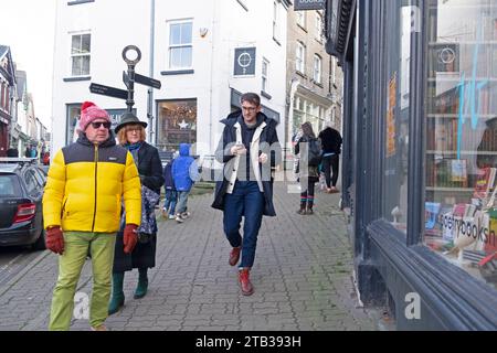 Während des Hay Winter Festival Wochenendes im November 2023, Wales Großbritannien KATHY DEWITT, schlendern Besucher an Geschäften in der Stadt Hay-on-Wye vorbei Stockfoto