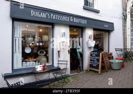 Außenansicht von Dugan's Patisserie & Boutique in der Stadt Hay-on-Wye während des Hay Winter Festival Wochenendes November 2023 Wales UK KATHY DEWITT Stockfoto