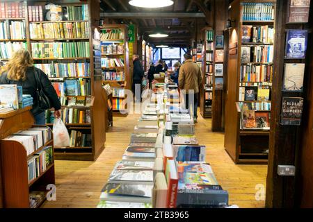 Menschen, die während des Hay Winter Festival Wochenendes im November 2023 in den Bücherregalen in der Stadt Hay-on-Wye stöbern, Wales Großbritannien KATHY DEWITT Stockfoto