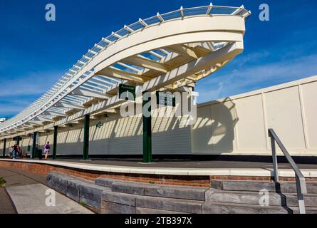 Folkestone Harbour Railway Station in Kent im Südosten Englands Großbritannien, der restauriert und in einen linearen Park und einen Fußweg zum Hafen umgewandelt wurde. Stockfoto