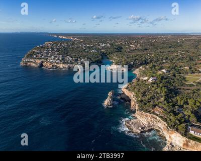 Cala Llombards und Cala Santanyi Küste auf Mallorca Luftaufnahme Stockfoto