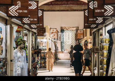 Salvador, Bahia, Brasilien - 2. Dezember 2023: Geschäfte mit Souvenirs und typischen Produkten aus Bahia im Mercado Modelo, einem beliebten Markt in der Geschichte Stockfoto