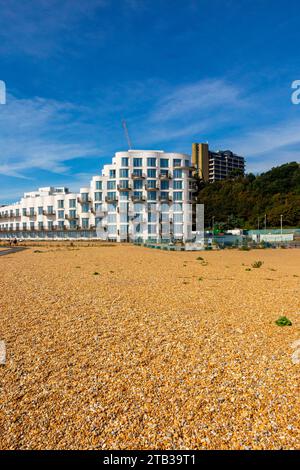 Neu gebaute moderne Wohnungen am Meer in der Nähe des Folkestone Harbour in Kent England, Großbritannien, mit blauem Himmel darüber. Stockfoto