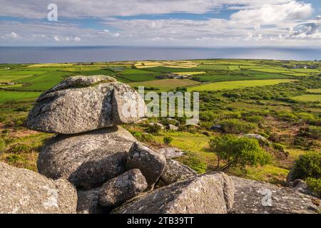 Granitvorsprung auf dem Rosewall Hill in der Nähe von St Ives, Cornwall, England. Frühjahr (Mai) 2022. Stockfoto