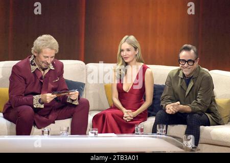 Thomas Gottschalk, Stefanie Stappenbeck und Jan Josef Liefers in der ZDF-Unterhaltungsshow 'Wetten, dass...?' Live aus der Messe Offenburg-Ortenau. Offenburg, 25.11.2023 Stockfoto