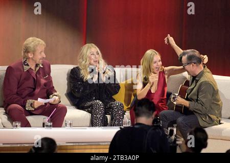 Thomas Gottschalk, Cher, Stefanie Stappenbeck und Jan Josef Liefers in der ZDF-Unterhaltungsshow 'Wetten, dass...?' Live aus der Messe Offenburg-Ortenau. Offenburg, 25.11.2023 Stockfoto