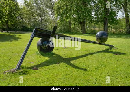 Skulptur von Bernhard Heiliger: Baum zwischen zwei Welten, Skulpturenpark, Schloßpark Gottorf, Schleswig-Holstein, Deutschland *** Skulptur von Bernhard Heiliger Baum zwischen zwei Welten, Skulpturenpark, Schlosspark Gottorf, Schleswig, Schleswig Holstein, Deutschland Credit: Imago/Alamy Live News Stockfoto