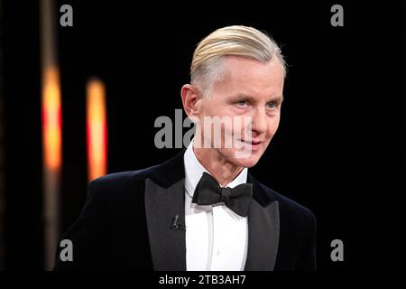 Bremen, Deutschland. Dezember 2023. Max Raabe bei der Aufnahme der Radio Bremen Talkshow '3nach9'. Quelle: Sina Schuldt/dpa/Alamy Live News Stockfoto