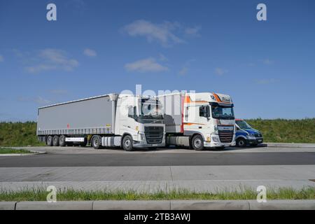 LKWs, Autobahn, Rastplatz Ruppiner See, Neuruppin, Brandenburg, Deutschland *** LKW, Autobahn, Ruppiner See Rastplatz, Neuruppin, Brandenburg, Deutschland Stockfoto