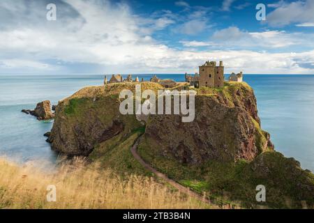 Dunnottar Castle thront auf einem Felsvorsprung südlich von Stonehaven, Schottland. Herbst (September) 2022. Stockfoto