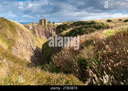 Dunnottar Castle thront auf einem Felsvorsprung südlich von Stonehaven, Schottland. Herbst (September) 2022. Stockfoto