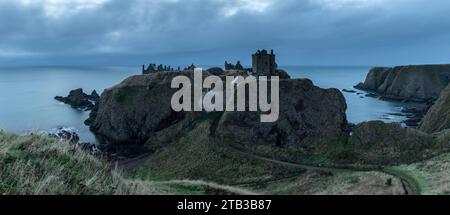 Dunnottar Castle thront auf einem Felsvorsprung südlich von Stonehaven, Schottland. Herbst (September) 2022. Stockfoto