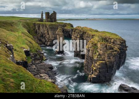 Die Ruinen von Castle Sinclair Girnigoe auf dramatischen Klippen in der Nähe von Wick, Caithness, Schottland. Herbst (September) 2022. Stockfoto