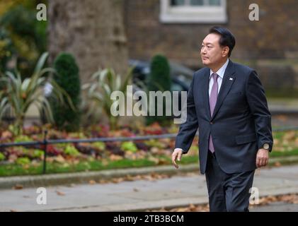 Yoon Suk Yeol, Präsident von Südkorea, kommt am 22. November 2023 in der Downing Street zu einem Treffen mit Premierminister Rishi Sunak an Stockfoto