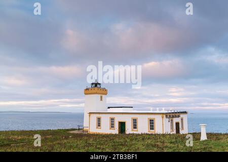 Duncansby Head Lighthouse at Sunset, Caithness, Schottland. Herbst (September) 2022. Stockfoto