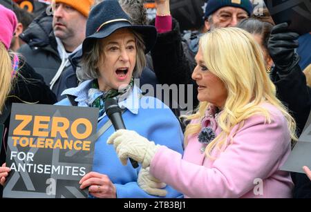 Maureen Lipman und Vanessa Feltz, Teilnahme am Marsch gegen Antisemitismus, London, 26. November 2023 Stockfoto