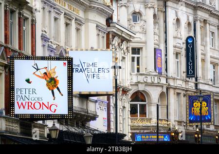 London, Großbritannien. Peter Pan geht schief, die Frau des Zeitreisenden und die alten Freunde in Theatern auf der Shaftesbury Avenue, November 2023 Stockfoto