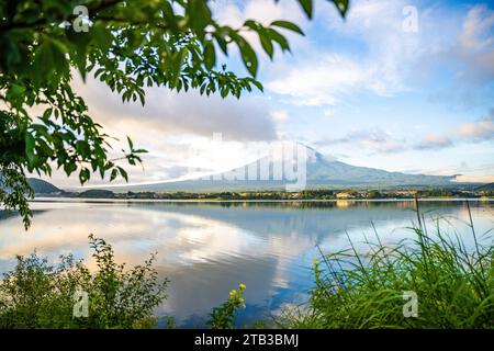 Fuji spiegelt sich bei Sonnenaufgang über dem Kawaguchiko-See Stockfoto