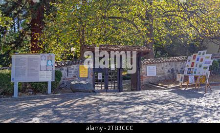 Sofia, Bulgarien - 16. Oktober 2023: Eingangstor zur Boyana-Kirche, UNESCO-Weltkulturerbe Europäische Geschichte. Stockfoto