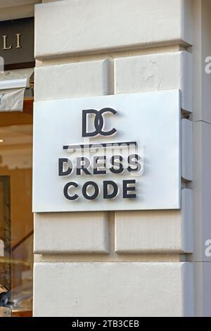 Sofia, Bulgarien - 16. Oktober 2023: 3D Sign Dress Code Fashion Store Boutique in der Saborna Street. Stockfoto